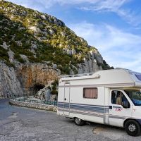 Un camping-car avec panneau solaire pour vos prochaines vacances