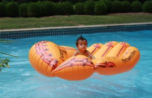 un grand matelas de piscine pour enfant