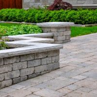 Muret de jardin : en pierre naturelle ou en pierre reconstituée ?