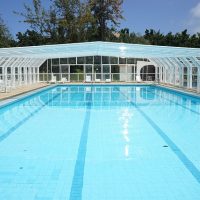 Abri de piscine haut : avantages et inconvénients