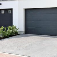 Installation d’une porte de garage sectionnelle : quelles sont les étapes à suivre ?