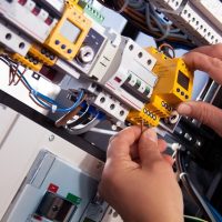Comment installer un inverseur de source électrique ?