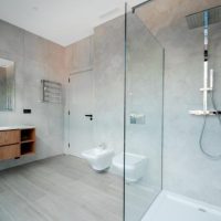 Aménager une salle de bains pour seniors : les règles à respecter