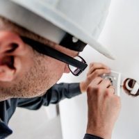 Installation de prise électrique : quelle hauteur faut-il respecter ?