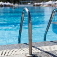 4 façons de réparer un liner de piscine déchiré