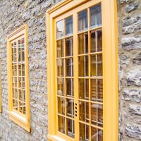 Fenêtres en bois vs. fenêtres en PVC : pourquoi le bois l’emporte toujours ?