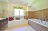 Transformez votre salle de bains en un spa relaxant en installant une baignoire à remous