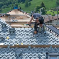 Le juste prix pour rénover votre toiture : comment évaluer le coût des travaux ?
