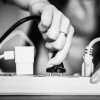Protégez vos appareils : les critères pour bien choisir votre multiprise