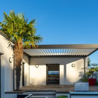 Comment intégrer harmonieusement une pergola à votre paysage existant ?