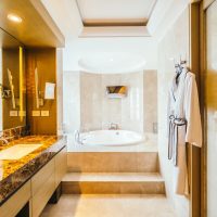 Maximiser l’espace dans une petite salle de bains : 5 astuces ingénieuses