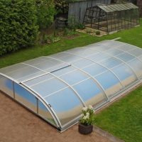 Abris de piscine en toile vs. en verre : comparaison des matériaux pour un abri élégant