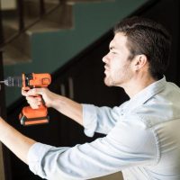 Comment assurer l&rsquo;étanchéité de vos portes avec un calfeutrage adapté et durable ?