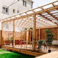Guide complet pour embellir et protéger votre pergola en bois