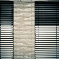 Style et fonctionnalité : pourquoi opter pour des stores à bandes verticales ?