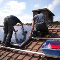 Toitures solaires : options et rentabilité pour une maison écologique
