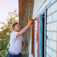 Conseils d&rsquo;entretien : comment garder la fraîcheur de votre peinture extérieure plus longtemps ?