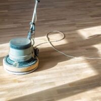 Ponçage de parquet en bois : Étapes et conseils pour un travail réussi