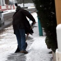 Déneigement et salage : Quelle est la meilleure combinaison pour vos trottoirs ?