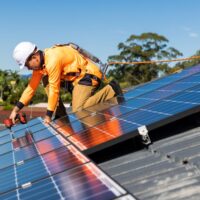 Intégration des panneaux solaires thermiques dans l&rsquo;architecture moderne : avantages et budget nécessaire