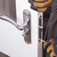 Sécuriser son domicile : Les travaux de serrurier indispensables pour prévenir les cambriolages