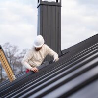 Votre toit fuit ? Voici les étapes à suivre pour une réparation efficace