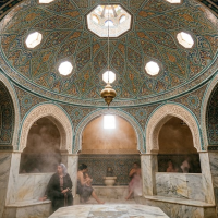 Voute hammam : poser de la mosaïque au plafond