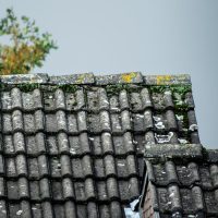 Démoussage de toiture : Ligne de vie et ancrage de faîtage