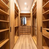Dressing sur mesure : des finitions bois élégantes et chaleureuses