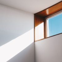 Finition polie : sécurité au toucher et esthétique (vitre)