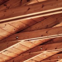 Charpente pour abri de jardin ou carport : concevoir une structure simple et solide