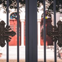Portail battant asymétrique : optimiser le passage piéton et véhicule combiné