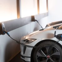 Borne de recharge véhicule : câble de recharge compatible triphasé